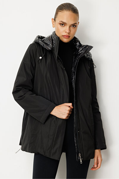 Trenç Kadın Siyah Kapitone Kapüşonlu Mont – Modern ve Şık Tasarım 5703