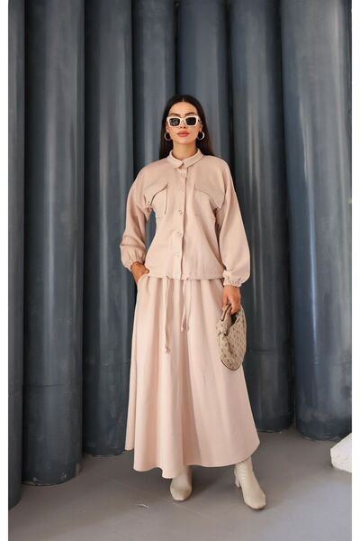 QUAWEAR Πλεκτό ύφασμα με δύο τεμάχια: πουκάμισο με γιακά, μπουφάν με κορδόνια στη μέση και τσέπες, και φούστα με ελαστική μέση με τσέπες στα πλαϊνά