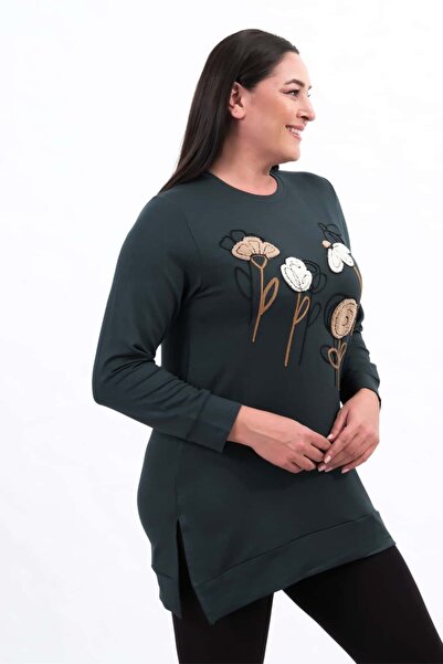 tarzımsüper Γυναικείο μπλουζάκι μεγάλου μεγέθους από κρυστάλλινο ύφασμα με λαιμόκοψη και κέντημα με λουλούδια και σχισμή