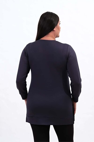 tarzımsüper Γυναικείο μπλουζάκι μεγάλου μεγέθους από κρυστάλλινο ύφασμα με λαιμόκοψη και κέντημα με λουλούδια και σχισμή