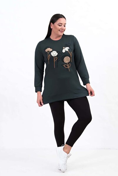 tarzımsüper Γυναικείο μπλουζάκι μεγάλου μεγέθους από κρυστάλλινο ύφασμα με λαιμόκοψη και κέντημα με λουλούδια και σχισμή