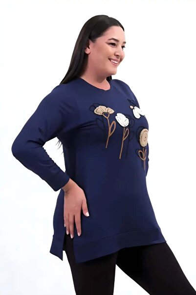 tarzımsüper Γυναικείο μπλουζάκι μεγάλου μεγέθους από κρυστάλλινο ύφασμα με λαιμόκοψη και κέντημα με λουλούδια και σχισμή