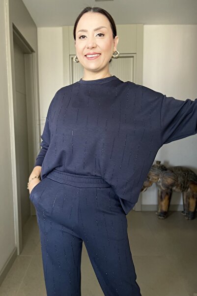 Butik Didem Sakinci طقم بدلة رياضية من قماش ناعم ذو ملمس مميز مع أحجار لامعة