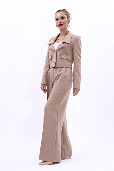 ÖNDER ÖZSOY Düşük Yaka Mini Ceket & Yüksek Bel Pileli Bol Paça Pantolon Takım-Taş