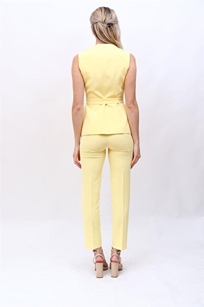 ÖNDER ÖZSOY Sıfır Yaka Kemerli Yelek & Dar Paça Pantolon-Sarı