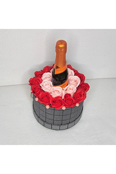 velve Story Gift, Aranjament floral in cutie rotunda silver cu trandafiri de sapun si Prosecco