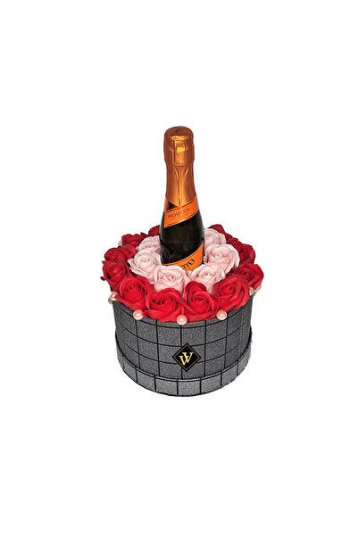 velve Story Gift, Aranjament floral in cutie rotunda silver cu trandafiri de sapun si Prosecco