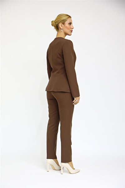 ÖNDER ÖZSOY Oval Yaka Uzun Ceket & Boru Paça Pantolon Takım-Acı Kahve