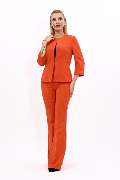 ÖNDER ÖZSOY Sıfır Yaka Düz Kısa Ceket & İspanyol Paça Pantolon-Turuncu