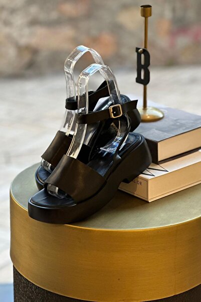 BABLACK صندل بكعب خفيف ورباط للكاحل مصنوع من الجلد الطبيعي بنسبة 100% باللون ...