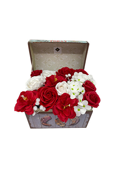 velve Ανθοσυνθέσεις σε κουτί τύπου σεντούκι με τριαντάφυλλα, ορτανσίες και χρ...