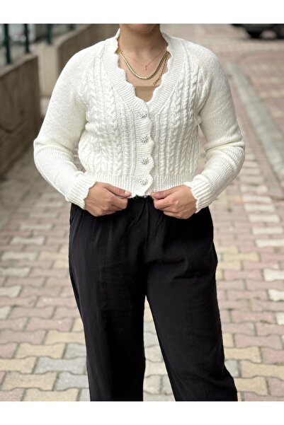 Leova Düğme Detaylı Beyaz Örme Hırka