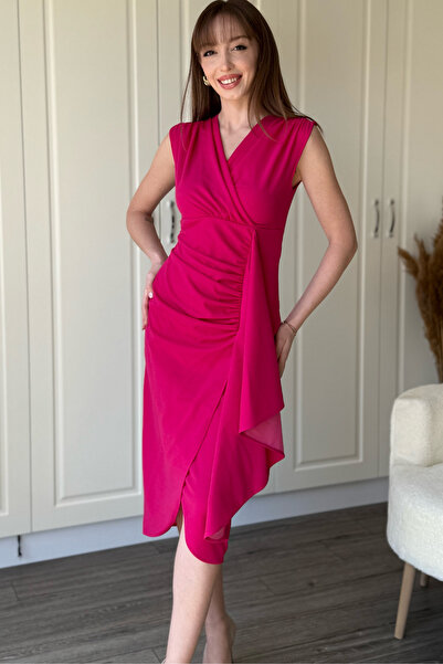 Dilay Gökoğlu Butik Μίντι ροζ φόρεμα με λεπτομέρεια βολάν και διπλό λαιμό