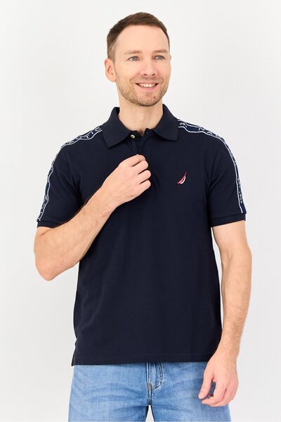 Nautica قميص بولو رجالي بقصّة عادية وأكمام قصيرة وشعار مطرز، أزرق داكن
