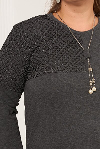 RMG Μπλούζα με διάφανο πλέγμα και λεπτομέρεια κολιέ σε ανθρακί χρώμα