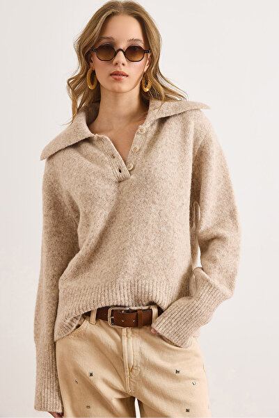 Olalook Дамски кремав пуловер с поло яка, копчета и мека текстура KZK-19001016