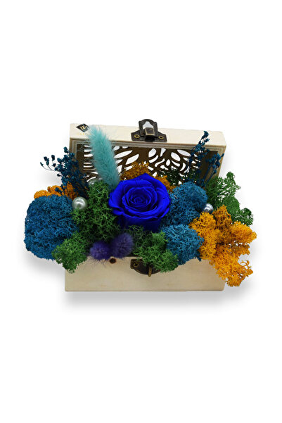 velve Aranjament floral in cutiuta tip cufar, cu trandafir criogenat, pe pat ...