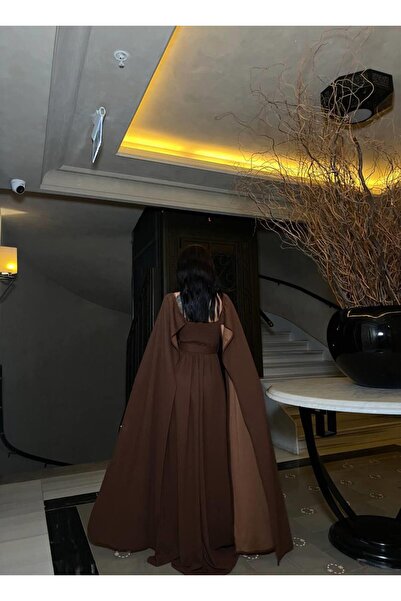 Modafeminen Φόρεμα από εισαγόμενο κρεπ ύφασμα με ανοιχτό ώμο και μανίκια με κρόσσια με αυτοδιακόσμηση 582572 ΚΑΦΕ