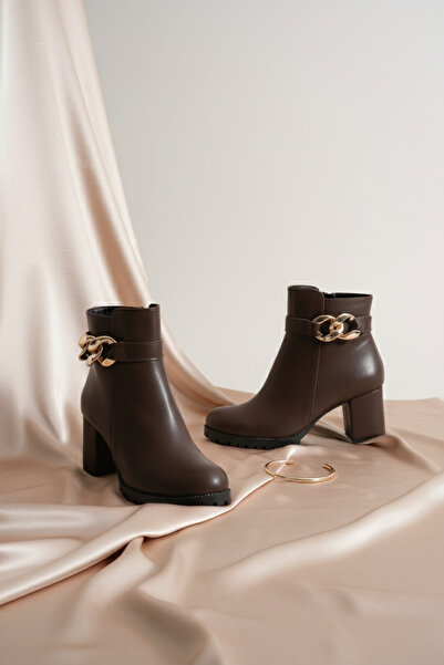 Brielfy Dámské podzimní boty na podpatku se zipem a detaily zlatého řetízkového pásku – předstih zimy