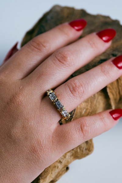 Helia Studio خاتم حجر مرصع بتصميم مميز