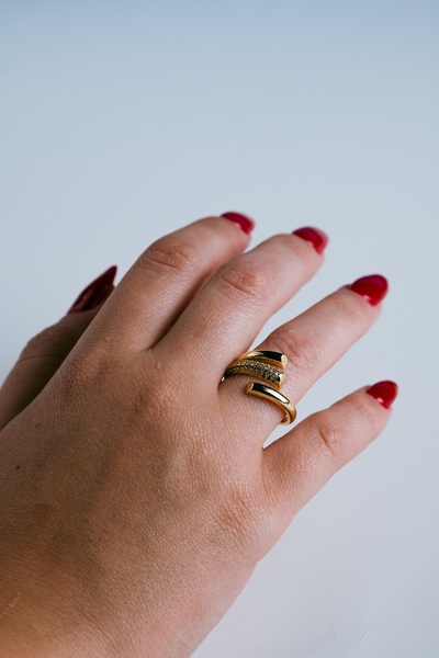 Helia Studio خاتم ذهبي اللون مرصع بالأحجار من طراز سارما