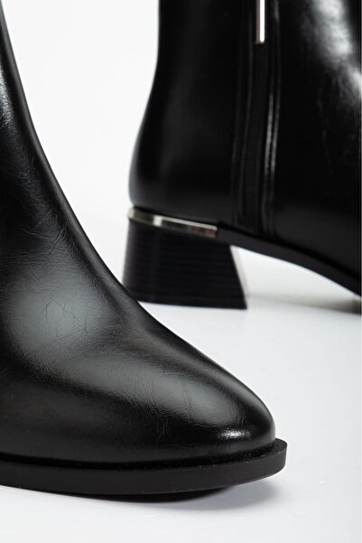 SHOES LUUM Siyah Parlak Metal Topuk Detaylı Kalın Topuklu Bot