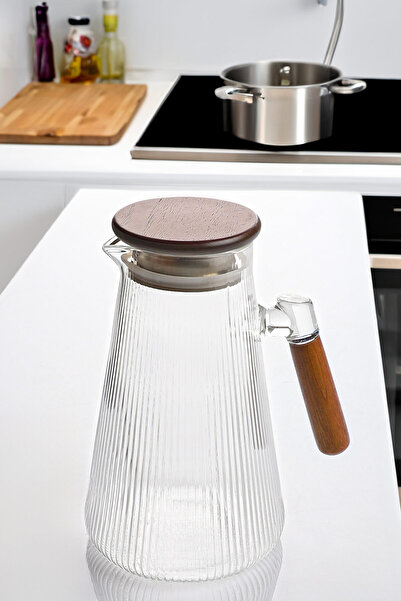 Porselen Diyarı Shiny-Akasya Kapaklı ve Saplı Filtreli Cam Sürahi 1,8 Litre