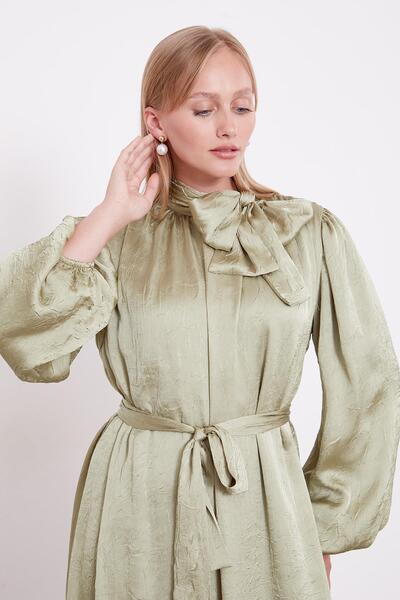 Levidor Φόρεμα από σατέν κρασί με λεπτομέρεια με πράσινη ζώνη