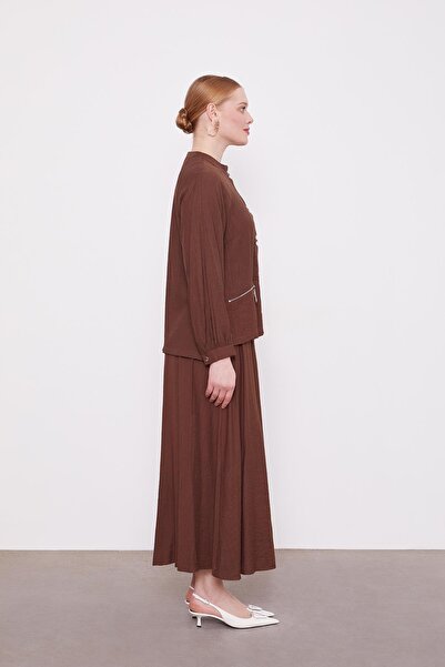 Levidor طقم تنورة بتفاصيل زر مزدوج باللون البني