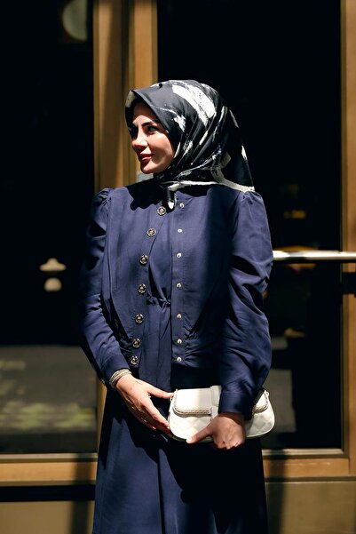 Levidor وشاح حريري منسوج بنمط فرشاة باللون الأزرق الداكن من K.Lacivert