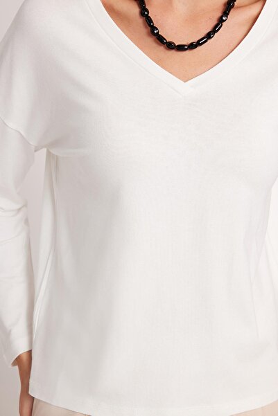 Tudors Women's Slim Fit Slim Fit Viscose Fabric V-Neck Ecru Blouse