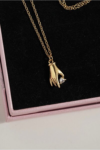 AŞIK ACCESSORIES قلادة على شكل يد تحمل قلبًا من الحجر الملون الفولاذي