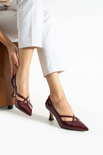 RevanStep حذاء بكعب لامع أنيق بحزام متقاطع 7 سم