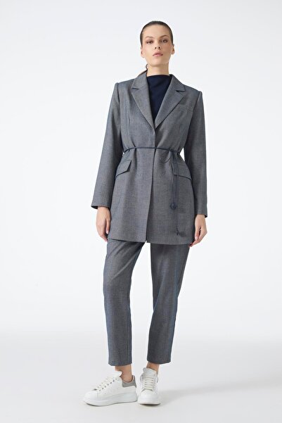 Zühre طقم كومبين من قماش الكتان بتفاصيل من الجلد ذو ياقة مزدوجة وتفاصيل من ال...