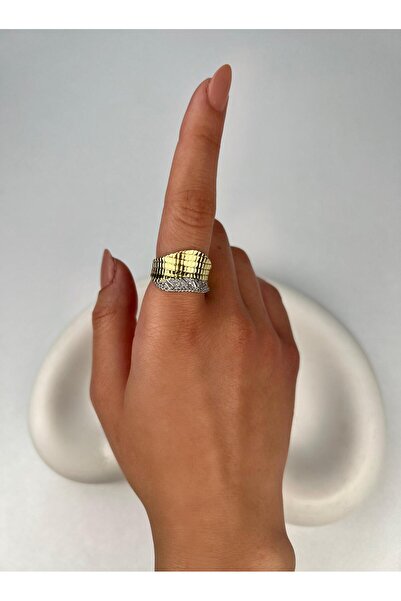 Kius خاتم ذهبي بتفاصيل حجرية من السلسلة الخاصة