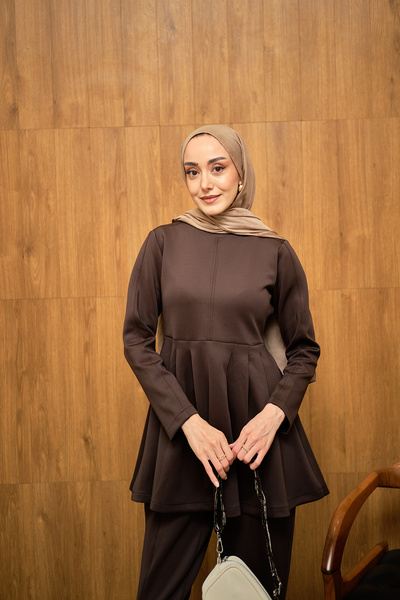 LOCCO Γυναικείο Πλισέ Κοστούμι με Λεπτομέρεια Ραπτικής Καφέ