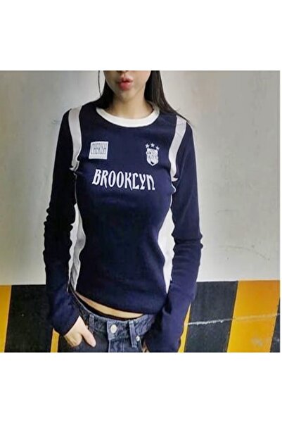 galaxyboutique بلوزة بروكلين طويلة الأكمام باللون الأزرق الداكن مع تفاصيل شريطية بيضاء