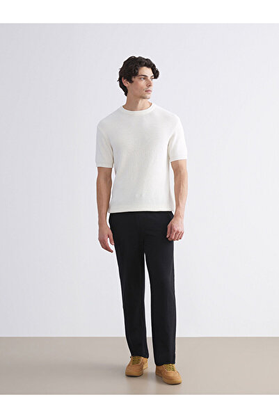 LC Waikiki بنطلون رجالي من مجموعة إلسيفا باللون الأسود ذو تصميم قياسي وملمس مميز