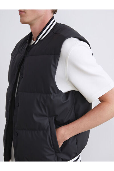 LC Waikiki Μαύρο ανδρικό φουσκωτό γιλέκο με κολάρο κολλεγίου τυπικού τύπου