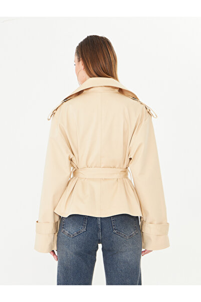 LA PANTE Short Front Tie-Up Trench Coat