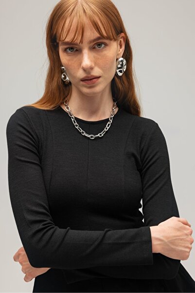 Saade Μαύρη γυναικεία μπλούζα με μακρυμάνικο πλεκτό πέπλο - με λεπτομέρεια Gode