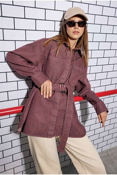 HEQA Джинсова сорочка з поясом бордового кольору