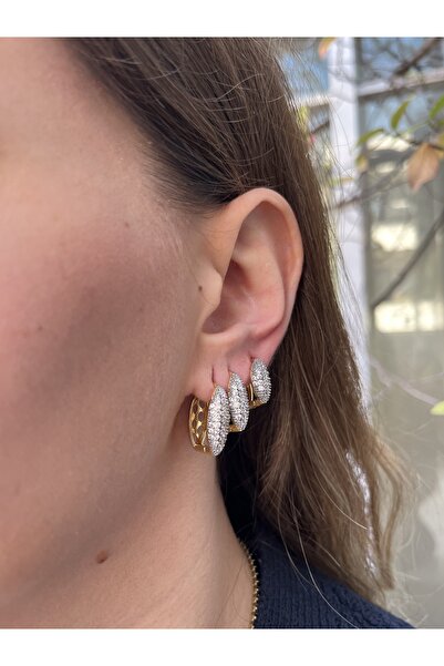 TUĞÇE TURAP 3’lü Zirkon Taşlı Altın Renk Kararmaz Çelik Küpe Seti – Işıltılı Tasarım