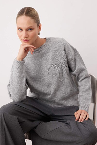 Hellgrauer, weich strukturierter Strickpullover mit Blumenmuster TWOAW26KZ00110