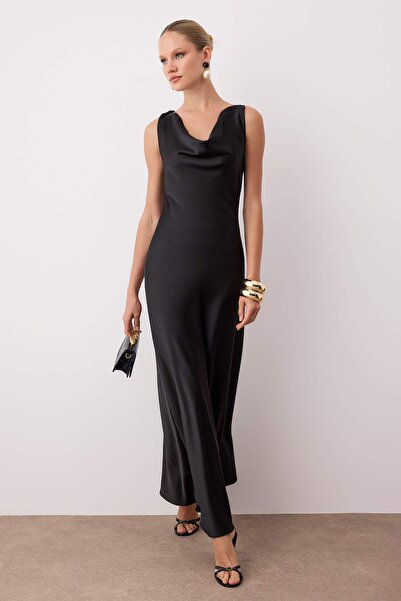 Trendyol Collection Μαύρο φόρεμα A-Line με λαιμόκοψη σατέν Maxi Chic TPRSS25EL00318