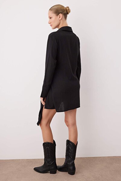 Trendyol Collection Schwarzes, zweireihiges, kurzes/Mini-Dress mit Accessoire-Details TWOSS25EL00923