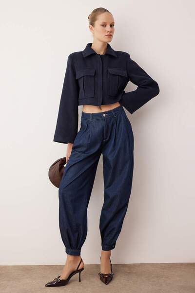 Trendyol Collection Blugi jogger cu talie înaltă, cu detaliu pe picioare, albastru închis TWOAW26JE00215