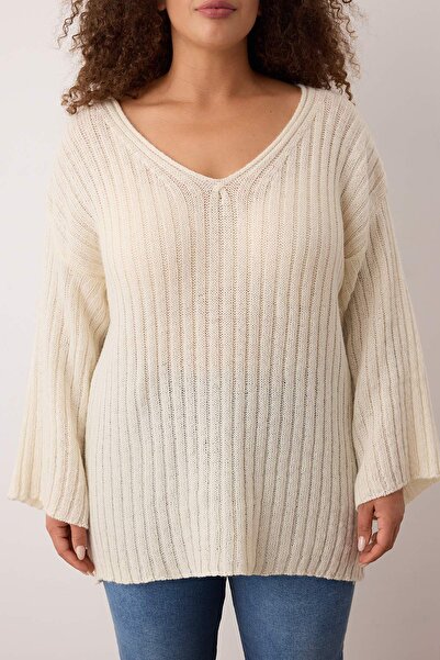 Trendyol Curve Beigefarbener, gerippter, locker geschnittener, dünner Strickpullover mit V-Ausschnitt TBBAW25AN00023