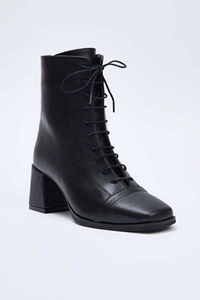 TRENDYOL SHOES Czarne sznurowane botki damskie z kwadratowym noskiem i blokowym obcasem TAKAW26BO00074