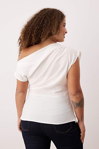 Trendyol Curve Ecru Bluse mit asymmetrischem U-Boot-Ausschnitt, figurbetont, mit Accessoire-Details, gewebt, Übergröße, TBBAW26AF00063